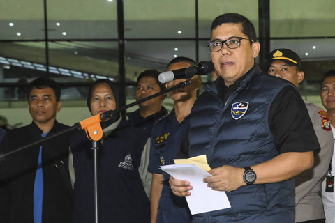 Kasubdit 2 Direktorat Tindak Pidana Siber Bareskrim Polri Kombes Pol Jeffri Dian Juniarta menyampaikan keterangan usai membawa tersangka DPO kasus judi online di Terminal 3 Bandara Soekarno Hatta, Tangerang, Banten, Jumat (22/11/2024). Foto: Sulthony Hasanuddin/ANTARA FOTO 
