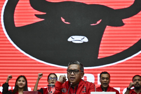 Sekjen DPP PDI Perjuangan Hasto Kristiyanto (tengah) menyampaikan keterangan pers terkait Pilkada 2024 di Jakarta, Rabu (20/11/2024). Foto: Aprillio Akbar/ANTARA FOTO