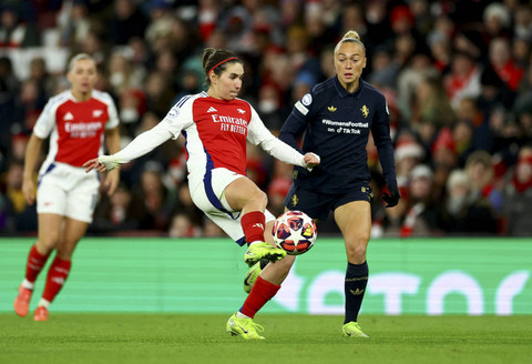 Pemain Arsenal Mariona Caldentey berebut bola dengan pemain Juventus Hanna Bennison dalam pertandingan Liga Champions Wanita di Emirates Stadium, London, Inggris, Kamis (21/11/20224). Foto: Andrew Boyers/Reuters