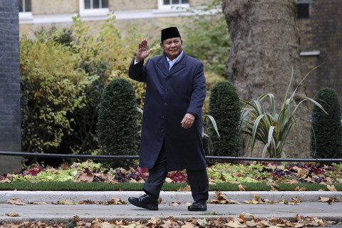 Presiden Prabowo Subianto memberikan salam hormat saat ingin melakukan pertemuan dengan Perdana Menteri Inggris Keir Starmer di London, Inggris, Kamis (21/11/2024). Foto: Mina Kim/Pool via Reuters