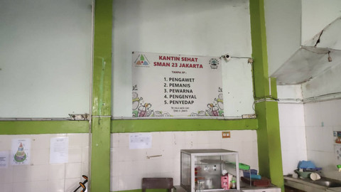 Suasana pedagang di kantin SMAN 23 Jakarta. Foto: Rachmadi Rasyad/kumparan