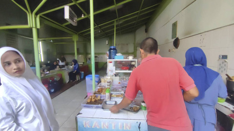 Suasana pedagang di kantin SMAN 23 Jakarta. Foto: Rachmadi Rasyad/kumparan