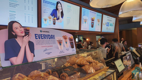 Djournal Coffee tunjuk Laura Basuki sebagai Chief Excitement Officer (CEO) baru, sekaligus memperkenalkan tiga minuman kopi terfavorit. Foto: Azalia Amadea/kumparan 