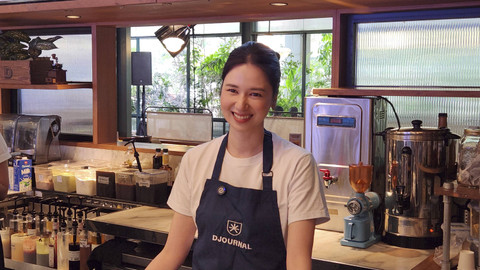 Djournal Coffee tunjuk Laura Basuki sebagai Chief Excitement Officer (CEO) baru, sekaligus memperkenalkan tiga minuman kopi terfavorit. Foto: Azalia Amadea/kumparan 