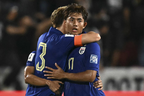 Suphanat Mueanta dari Thailand (kanan) merayakan dengan rekan setimnya setelah mencetak gol pada pertandingan sepak bola AFC kualifikasi Piala Dunia FIFA 2026 antara Thailand dan Singapura di Stadion Rajamangala, Bangkok, pada 11 Juni 2024. Foto: STR/AFP