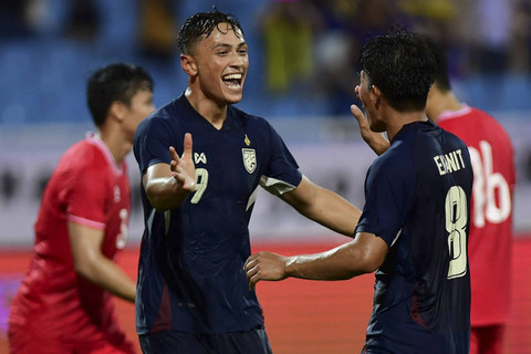 Pemain Thailand Patrik Gustavsson (9) merayakan golnya dalam pertandingan sepak bola persahabatan internasional antara Vietnam dan Thailand di Stadion Nasional My Dinh di Hanoi pada 10 September 2024. Foto: STR/AFP