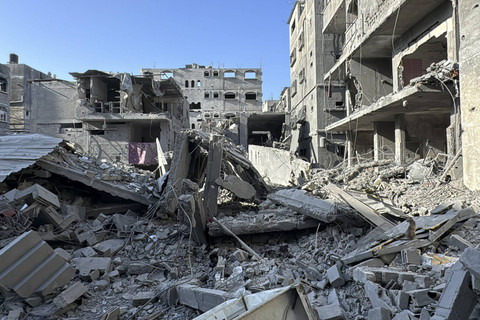 Warga Palestina mengamati di samping puing-puing bangunan di Beit Lahia, di Jalur Gaza utara, pada 21 November 2024. Foto: STR/AFP