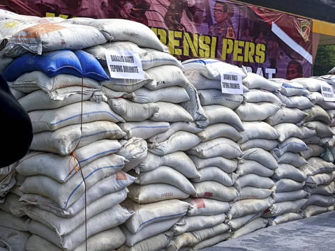 Konferensi pers kasus pemalsuan pupuk di Polda Jabar,  Jumat (22/11/2024). Foto: Robby Bouceu/kumparan