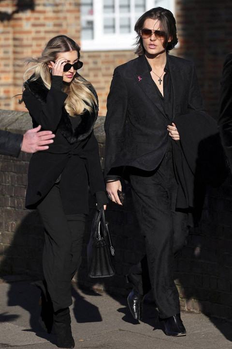 Aktor dan model Damian Hurley tiba bersama Kate Cassidy untuk menghadiri pemakaman mantan penyanyi One Direction, Liam Payne, di Gereja St Mary's di Amersham, dekat London, Inggris, 20 November 2024. Foto: Toby Melville/REUTERS 