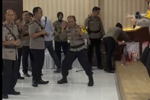 Kabag Ops Polres Solok Selatan, AKP Dadang Iskandar saat berjoget. Foto: Dok. Istimewa