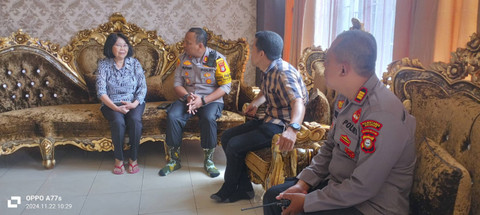 Perwakilan alumni Akpol 2012 Wiratama Bhayangkara saat menemui ibu AKP Riyanto Ulil Anshar di Makassar. Foto: Dok. Istimewa
