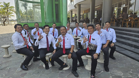 Kebersamaan AKP Riyanto Ulil Ashar dengan rekan-rekannya sesama alumni Akpol 2012. Foto: Dok. Istimewa