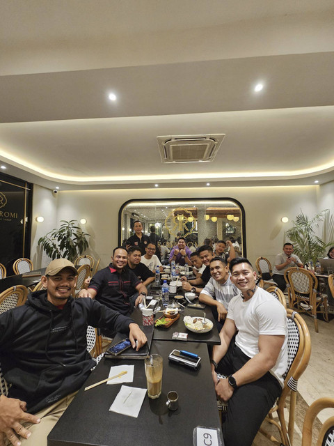 Kebersamaan AKP Riyanto Ulil Ashar dengan rekan-rekannya sesama alumni Akpol 2012. Foto: Dok. Istimewa