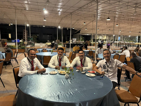 Kebersamaan AKP Riyanto Ulil Ashar dengan rekan-rekannya sesama alumni Akpol 2012. Foto: Dok. Istimewa