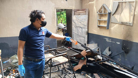 Personel Polres Kubu Raya menunjukkan kios yang terbakar. Foto: Dok. Polres Kubu Raya