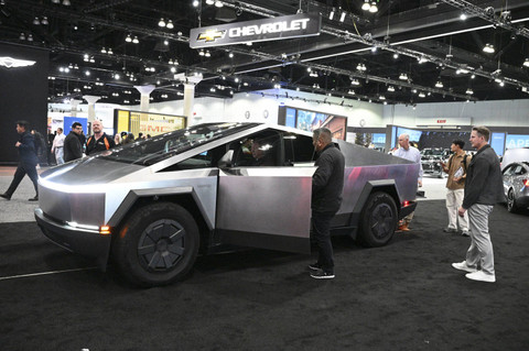 Pengunjung melihat koleksi kendaraan Tesla Cybertruck dalam pameran mobil AutoMobility LA 2024 di Los Angeles Convention Center, Los Angeles, Amerika Serikat, Kamis (21/11/2024). Foto: Robyn Beck/AFP
