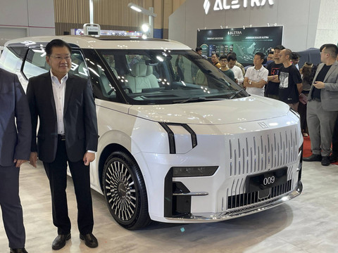 Zeekr resmi debut di Indonesia, bawa dua model listrik sekaligus Zeekr X dan Zeekr 009 di GJAW 2024. Foto: Sena Pratama/kumparan