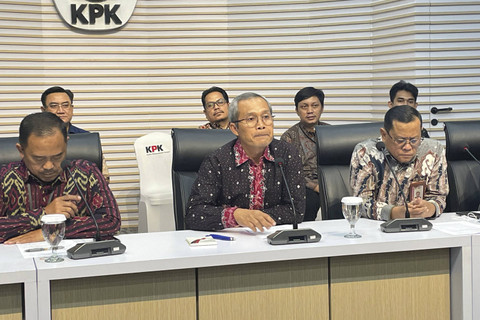 Wakil Ketua KPK Alexander Marwata (tengah) menyampaikan keterangan pers terkait terpilihnya pimpinan KPK 2024-2029 di Gedung Merah Putih KPK, Jakarta, Jumat (22/11/2024). Foto: Fadhil Pramudya/kumparan