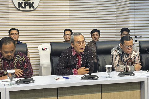 Wakil Ketua KPK Alexander Marwata (tengah) menyampaikan keterangan pers terkait terpilihnya pimpinan KPK 2024-2029 di Gedung Merah Putih KPK, Jakarta, Jumat (22/11/2024). Foto: Fadhil Pramudya/kumparan