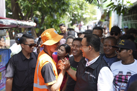 Calon Gubernur Jakarta Pramono Anung bersama mantan Gubernur Jakarta periode 2017-2022 Anies Baswedan saat blusukan di Cengkareng, Jakarta Barat, Jumat (22/11/2024). Foto: Dok. Tim Media Pramono-Rano