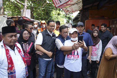 Calon Gubernur Jakarta Pramono Anung bersama mantan Gubernur Jakarta periode 2017-2022 Anies Baswedan saat blusukan di Cengkareng, Jakarta Barat, Jumat (22/11/2024). Foto: Dok. Tim Media Pramono-Rano