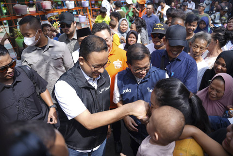 Calon Gubernur Jakarta Pramono Anung bersama mantan Gubernur Jakarta periode 2017-2022 Anies Baswedan saat blusukan di Cengkareng, Jakarta Barat, Jumat (22/11/2024). Foto: Dok. Tim Media Pramono-Rano