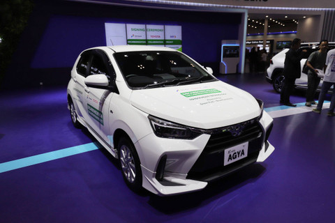 Mobil-mobil hemat BBM dan rendah emisi Toyota di pameran Gaikindo Jakarta Auto Week, ICE BSD, Tangerang, Jumat (22/11/2024). Foto: Jamal Ramadhan/kumparan
