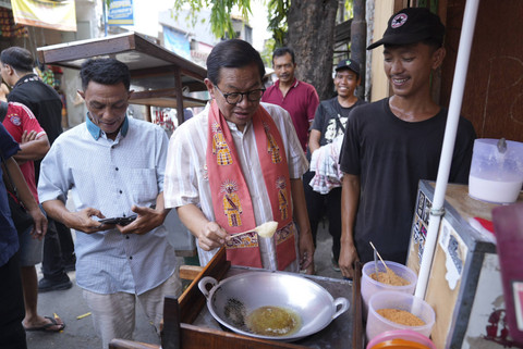 Calon Gubernur Jakarta Pramono Anung membuat telur gulung saat blusukan di Cengkareng, Jakarta Barat, Jumat (22/11/2024). Foto: Dok. Tim Media Pramono-Rano