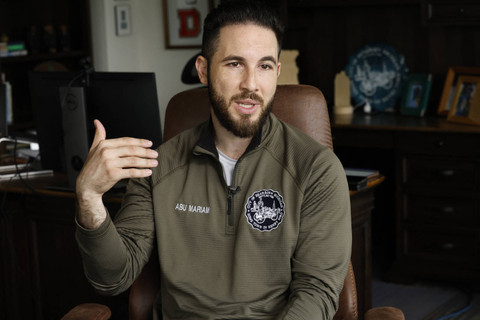Walikota Dearborn Abdullah H. Hammoud berpose untuk sebuah potret di kantornya di Dearborn, Michigan pada tanggal 18 Juni 2024.  Foto: Jeff Kowalsky/AFP