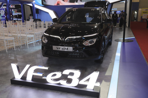 Mobil listrik merek Vinfast VFe34 yang dipamerkan dalam pameran Gaikindo Jakarta Auto Week di ICE BSD, Tangerang, Jumat (22/11/2024). Foto: Jamal Ramadhan/kumparan