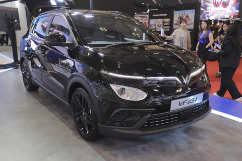 Mobil listrik merek Vinfast VFe34 yang dipamerkan dalam pameran Gaikindo Jakarta Auto Week di ICE BSD, Tangerang, Jumat (22/11/2024). Foto: Jamal Ramadhan/kumparan