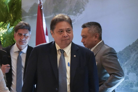 Menteri Koordinator Bidang Perekonomian Republik Indonesia  Airlangga Hartarto saat penandatanganan Nota Kesepahaman antara pelaku usaha Indonesia dan Brasil dalam Indonesia-Brazil Business Forum. Foto: Instagram/ @airlanggahartarto_official