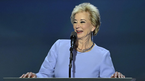 Linda McMahon berbicara pada hari terakhir Konvensi Nasional Partai Republik 2024 di Forum Fiserv di Milwaukee, Wisconsin, pada 18 Juli 2024. Foto: Andrew CAALLERO-REYNOLDS / AFP