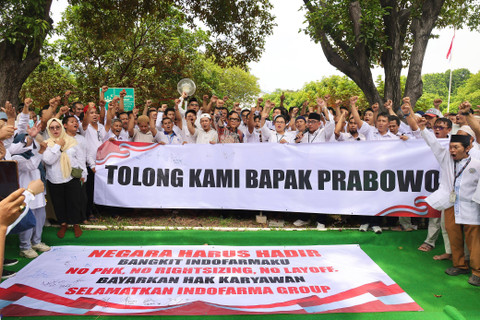 Wamenaker Immanuel Ebenezer Gerungan bersama karyawan Indofarma di kawasan Cibitung, Bekasi, Jumat (22/11/2024). Foto: Dok. Kemnaker
