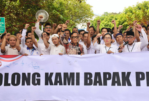 Wamenaker Immanuel Ebenezer Gerungan bersama karyawan Indofarma di kawasan Cibitung, Bekasi, Jumat (22/11/2024). Foto: Dok. Kemnaker