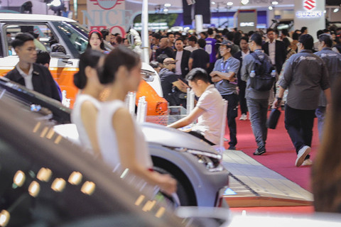 Suasana pameran otomotif Gaikindo Jakarta Auto Week (GJAW) 2024 di Indonesia Convention Exhibition (ICE) BSD, Tangerang, Banten, Kamis (22/11/2024). Foto: Jamal Ramadhan/kumparan