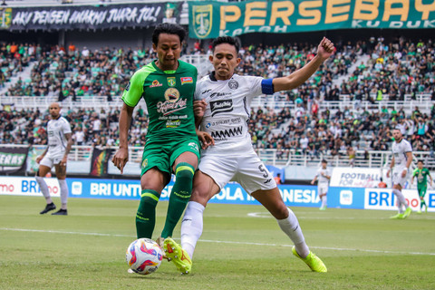Pesepak bola Persebaya Surabaya Kadek Raditya Maheswara (kiri) berebut bola dengan pesepak bola Persija Jakarta Rizky Ridho (kanan) saat pertandingan BRI Liga 1 di Stadion Gelora Bung Tomo, Surabaya, Jawa Timur, Jumat (22/11/2024). Foto: ANTARA FOTO/Rizal Hanafi