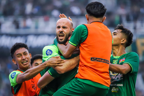 Pesepak bola Persebaya Surabaya Mohammed Rashid (kedua kiri) melakukan selebrasi bersama rekannya usai mencetak gol ke gawang Persija Jakarta saat pertandingan BRI Liga 1 di Stadion Gelora Bung Tomo, Surabaya, Jawa Timur, Jumat (22/11/2024). Foto: ANTARA FOTO/Rizal Hanafi