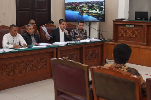 Ketua tim kuasa hukum Tom Lembong, Ari Yusuf Amir (kedua kanan) bertanya kepada saksi ahli dalam sidang lanjutan praperadilan di Pengadilan Negeri Jakarta Selatan, Jakarta, Jumat (22/11/2024). Foto: ANTARA FOTO/Reno Esnir