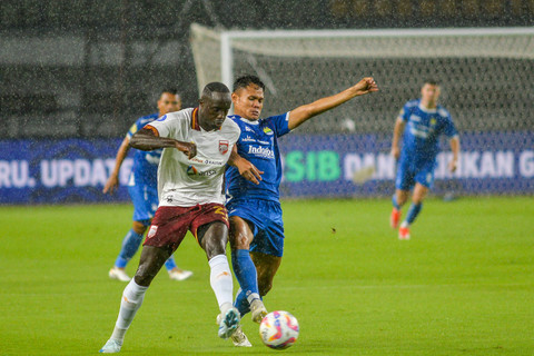 Pesepak bola Persib Bandung Tyrone Dimas Drajad (kanan) berebut bola dengan pesepak bola Borneo FC Christophe Nduwarugira (kiri) saat bertanding pada BRI Liga 1 di Stadion Gelora Bandung Lautan Api, Bandung, Jawa Barat, Jumat (22/11/2024).  Foto: ANTARA FOTO/Raisan Al Farisi