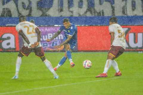 Pesepak bola Persib Bandung Ciro Alves (tengah) menendang bola ke arah gawang yang dihadang pesepak bola Borneo FC Muhammad Fajar (kanan) saat bertanding pada BRI Liga 1 di Stadion Gelora Bandung Lautan Api, Bandung, Jawa Barat, Jumat (22/11/2024). Foto: ANTARA FOTO/Raisan Al Farisi