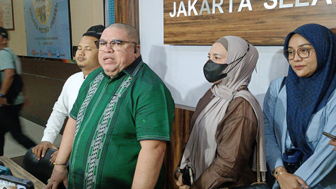 Razman Arif usai diperiksa terkait laporannya terhadap Nikita Mirzani, Jumat (22/11). Foto: Aprilandika Pratama/kumparan
