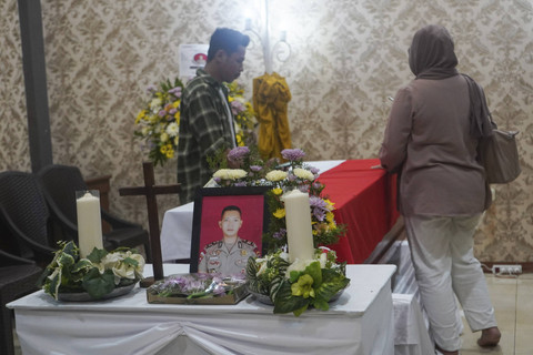 Jenazah Kompol Anumerta Ryanto Ulil Anshar di rumah duka di Makassar, Sabtu dini hari (23/11/2024). Foto: Hasrul Said/ANTARA FOTO