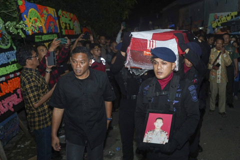 Sejumlah anggota kepolisian mengusung peti jenazah Kasat Reskrim Polres Solok Selatan AKP Ryanto Ulil Anshar saat tiba di rumah duka, Makassar, Sulawesi Selatan, Sabtu (23/11/2024) dini hari. Foto: Hasrul Said/ANTARA FOTO