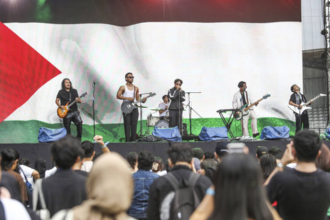 Grup musik .Feast tampil menghibur di Joyland 2024, Kompleks GBK, Jakarta, Jumat (22/11/2024). Foto: Asprilla Dwi Adha/ANTARA FOTO