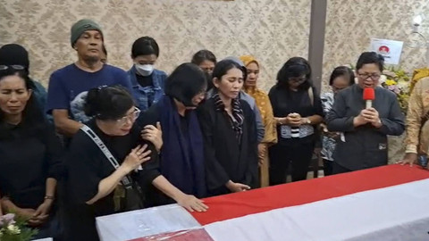 Keluarga dan kerabat berada di samping peti jenazah Kompol Anumerta Ryanto Ulil Anshar di rumah duka di Makassar, Sabtu dini hari (23/11/2024). Foto: Dok. kumparan