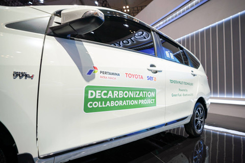 Pertamina Patra Niaga mulai uji coba penggunaan Bioetanol E10 ke kendaraan Toyota dan TRAC selama setahun ke depan. Kerja sama dilakukan di Gaikindo Jakarta Auto Week 2024 di Ice BSD Tangerang, Jumat (22/11). Foto: Pertamina Patra Niaga