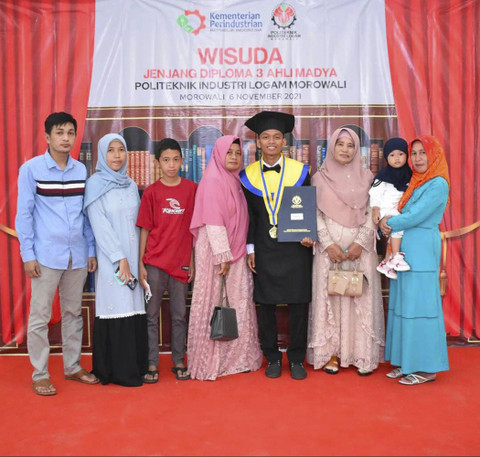 Halvian Oktavian bersama keluarga saat wisuda kelulusan jenjang Diploma-3 Politeknik Industri Logam Morowali (PILM) pada 2021.  Foto: Dok. Halvian Oktavian