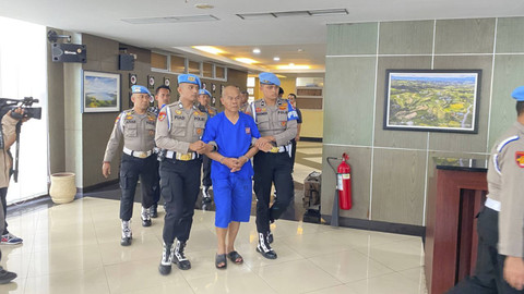 Tampang AKP Dadang Iskandar kini berbaju tahanan dan berkepala plontos.  Foto: Dok. kumparan