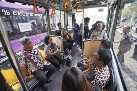 Uji coba bus listrik di kawasan Sumbu Filosofi Yogya. Foto: Pemda DIY